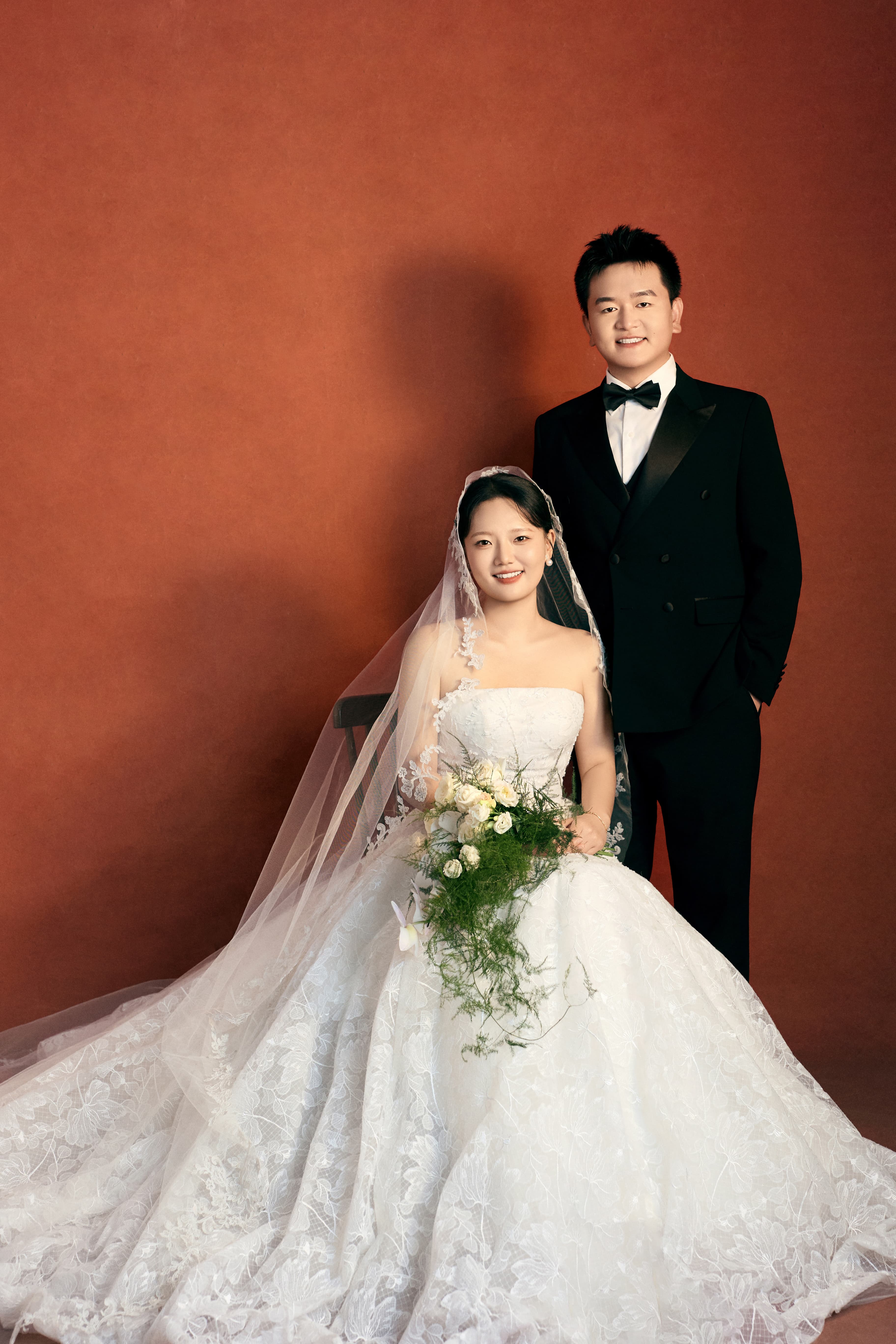 新人在晨光山野中的婚纱照